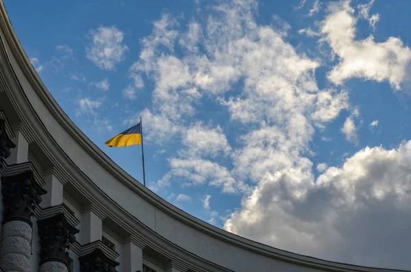 Ukrayna Bakanlar Kurulu bayraklı çatı