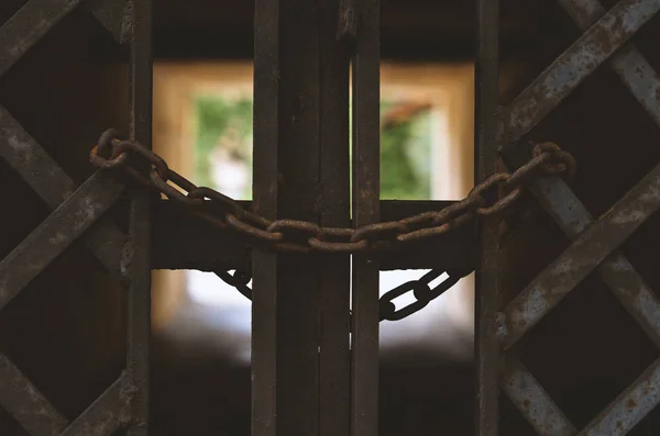 Rusty Metal Gates Locked Chain — Stock Photo, Image