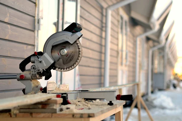 İşten sonra dışarıda talaş tozuyla daire şeklinde testere.