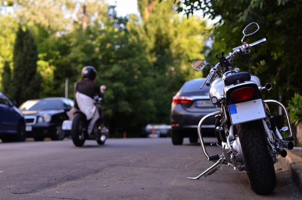 Motocicleta Vintage Estacionado Rua Com Piloto Fundo Borrão — Fotografia de Stock