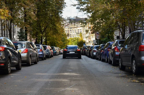 Carro Procura Estacionamento Plena Rua — Fotografia de Stock