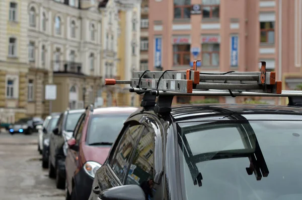 Tangga Atap Mobil Hitam Dalam Fokus Selektif — Stok Foto