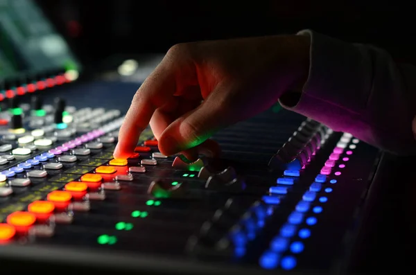 Stüdyo ses karıştırıcı kullanıldı