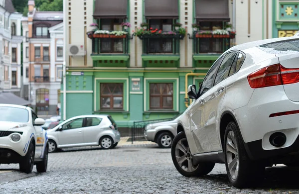 Branco Suv Estacionado Rua Cidade Velha — Fotografia de Stock