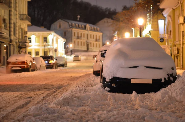 Машина Під Сніговим Покриттям — стокове фото