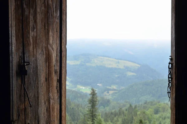 Porta Madeira Aberta Mundo Floresta Montanhas — Fotografia de Stock