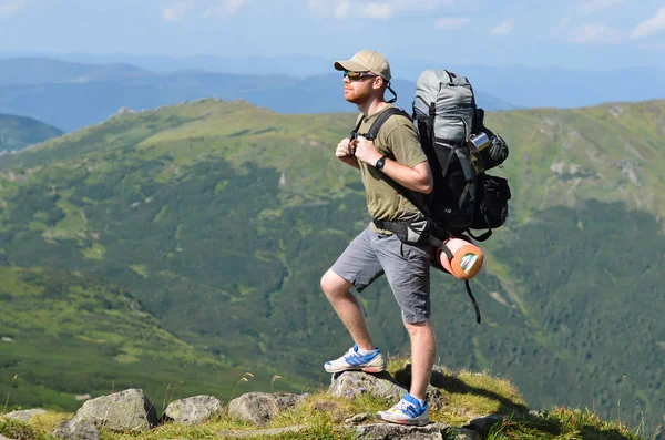 Excursionista Con Mochila Está Pie Cima Montaña — Foto de Stock