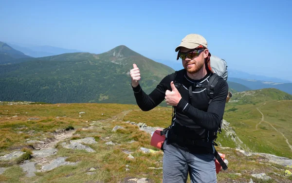 Excursionista Con Mochila Está Pie Cima Montaña — Foto de Stock