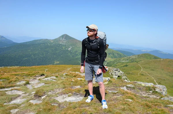 Excursionista Con Mochila Está Pie Cima Montaña — Foto de Stock