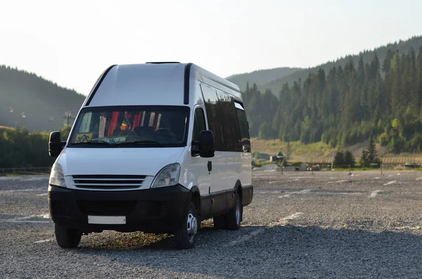 Minibussi Pysäköity Vuorille Pysäköinti — kuvapankkivalokuva