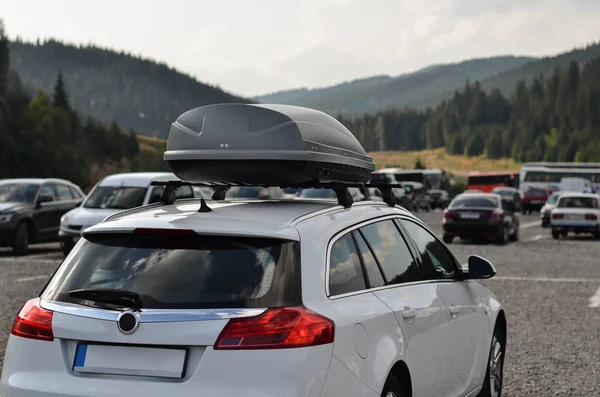 Çatı rack kargo kutusu ile araba