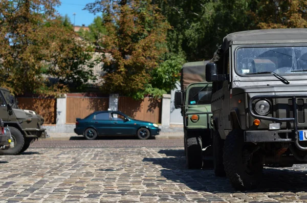 Військові Позашляховик Автомобілів Припаркованих Місті — стокове фото