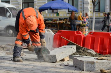 çalışan elektrikli testere taş kesilir