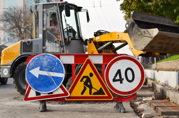 道路工程和拖拉机用钢包的路标 — 图库照片