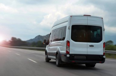 Minibüs Dağları'nın arka plan üzerinde hareket