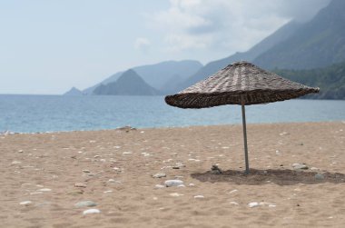 Sahilde örme şemsiye