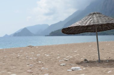 Sahilde örme şemsiye