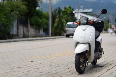 sokakta park edilmiş scooter