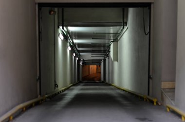 yer altı otoparkı tünelde giriş