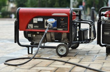 caddenin üzerinde elektrik jeneratörü