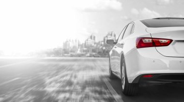 Ne zaman şehre seyahat bir karayolu üzerinde hızlanan bir araba