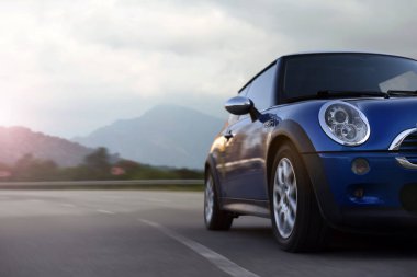 Antalya / Türkiye - 05.17.2017: Mini Cooper karayolu üzerinde arka plan dağlar üzerinde hızlanan içinde