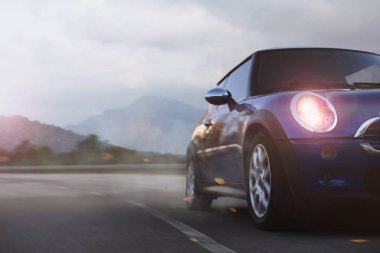 Antalya / Türkiye - 05.17.2017: Mini Cooper araba kötü havada karayolu üzerinde