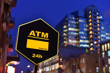 ATM 24 saat gece şehirde oturum.
