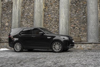 Kiev / Ukrayna - 6 Şubat 2018: Land Rover Discovery Suv taş duvara yakın park etmiş