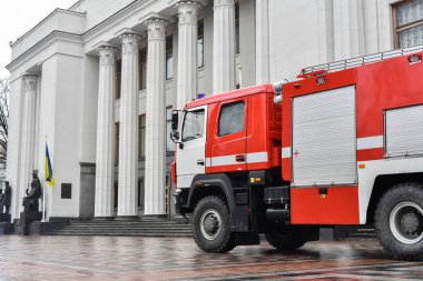Ukrayna Parlamentosu ile yakınındaki bir itfaiye arabası park