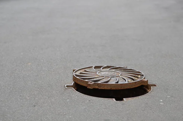 kapağı açıp yoldan geçen