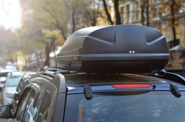 Arabanın bagajı çatıda.