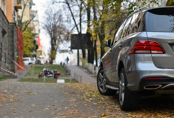 Kiev / Ukrayna - 19.10.2017: Crossover Mercedes - Benz şıya 400 sonbahar sokak Park