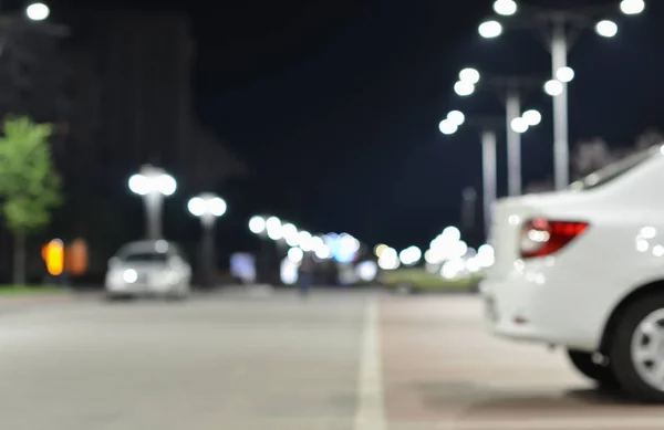 Fehér Autó Parkolási Lehetőség Éjjel Életlenítés Háttér — Stock Fotó