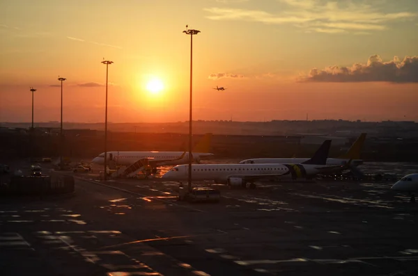 Samoloty Lotnisko Zachód Słońca — Zdjęcie stockowe