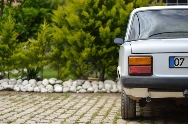 バック グラウンドに駐車中の古い車 — ストック写真