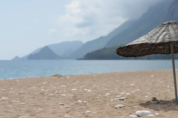 Sahilde örme şemsiye