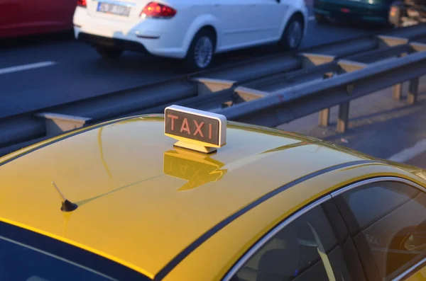 Sinal Táxi Carro Telhado Trânsito — Fotografia de Stock