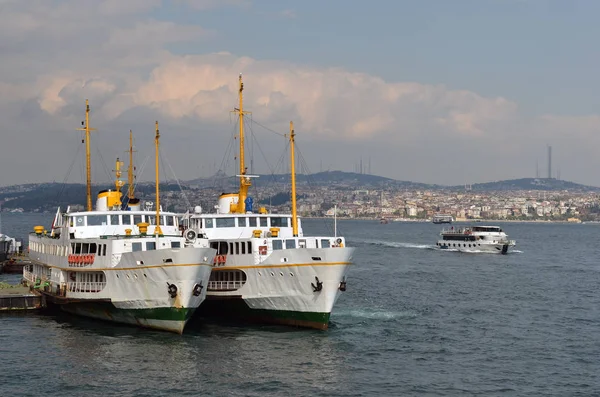 Pequenos Navios Passageiros Estão Atracados Istambul — Fotografia de Stock