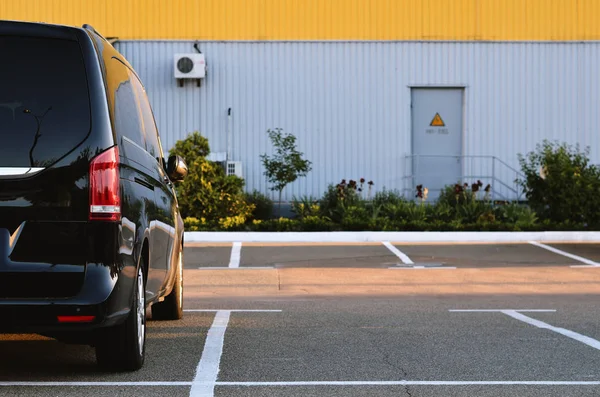 Busje Geparkeerd Parkeerplaats — Stockfoto