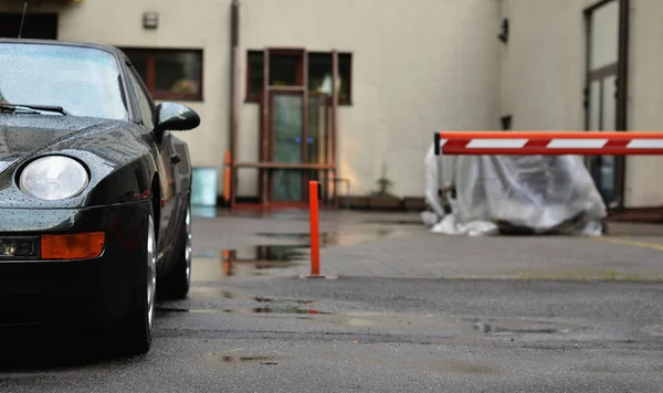 Carro Esporte Estacionado Estacionamento — Fotografia de Stock