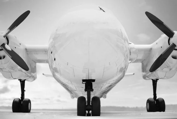Avión Turbohélice Está Estacionado Para Invierno Estilo Blanco Negro — Foto de Stock