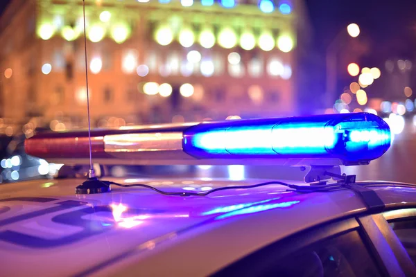 Polis devriye arabası gece sokak Flaşörler