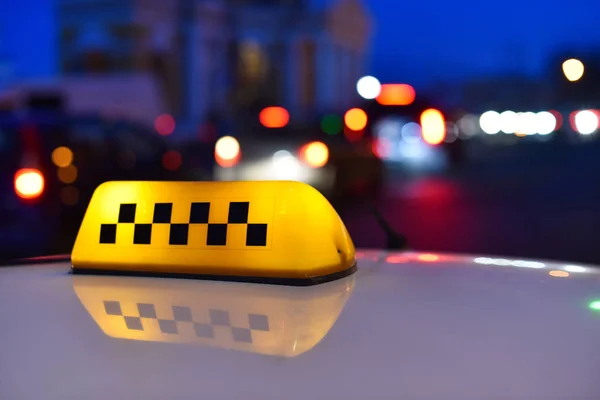 Подписать Такси Фоне Ночного Движения — стоковое фото