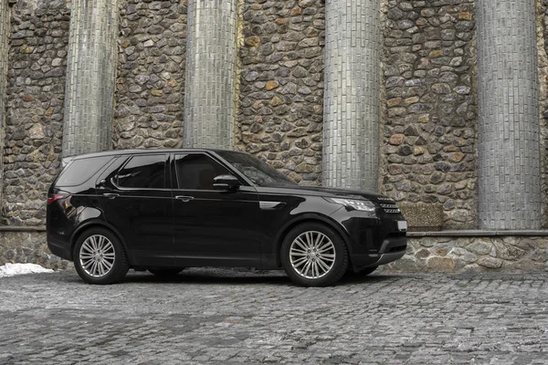 Kiev / Ukrayna - 6 Şubat 2018: Land Rover Discovery Suv taş duvara yakın park etmiş