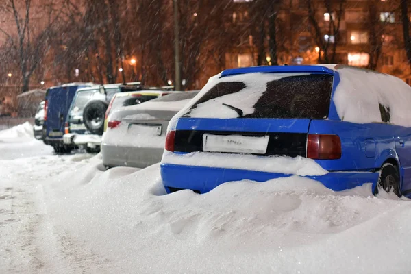 Σταθμευμένα Αυτοκίνητα Στην Γραμμή Στη Νύχτα Χιονοθύελλα — Φωτογραφία Αρχείου