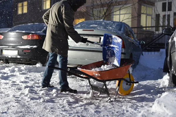 Чоловік Прибирає Сніг Біля Автомобілів Вночі — стокове фото