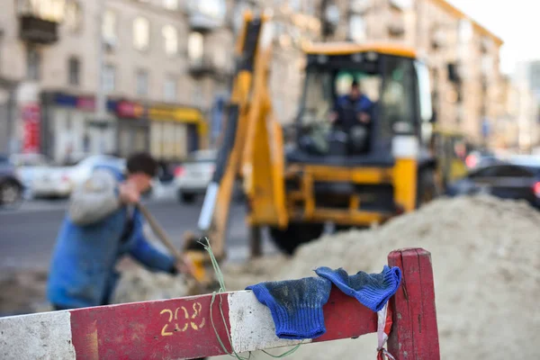 Luvas Penduradas Barreira Construção Fundo Borrão Uma Escavadeira Trator Trabalhador — Fotografia de Stock