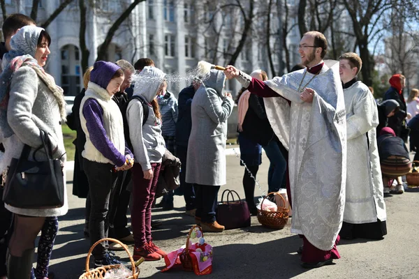 Kiev / Ukrayna - 04.09.2018: Ortodoks rahip kutsar yakınındaki Paskalya sepetleri ile St Volodymyr'ın Katedrali