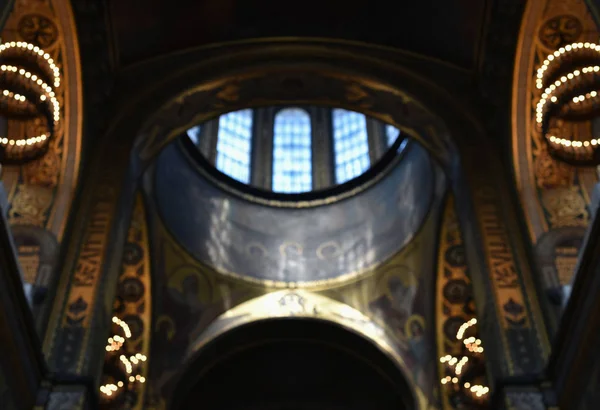 乌克兰 圣沃洛季米尔大教堂的内部在模糊背景下 — 图库照片